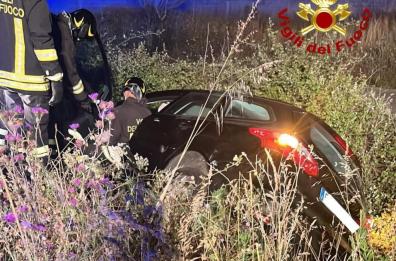 Lecce, l'auto sbanda e finisce nel canale: ferita coppia di anziani coniugi