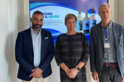 Taranto, delfini e capodogli dello Jonio «firmano» le etichette dei vini