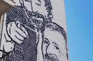 Murales dedicato a Falcone e Borsellino su facciata del municipio di Palagiano