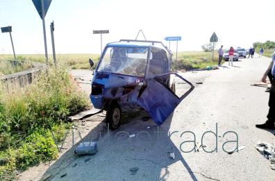 Apecar finisce contro auto: un 88enne muore nel Barese