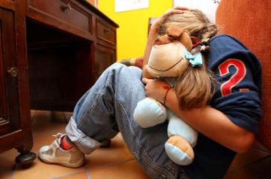 Abusò di una bambina, figlia della compagna di suo figlio: 77enne condannato a 8 anni a Lecce