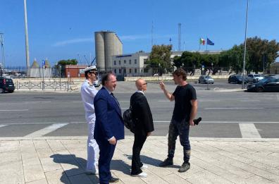 Bari, un murale di 32 metri farà belli i silos del porto 