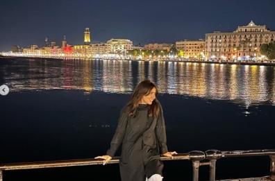 Ambra Angiolini incantata dal Lungomare di Bari: lo scatto social
