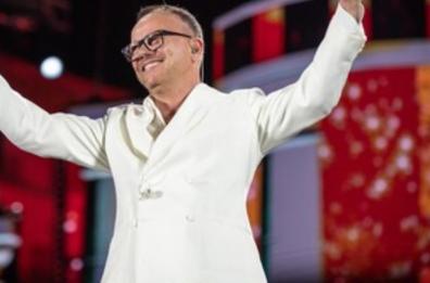 La grande festa di Gigi D’Alessio con Antonacci, Elodie, Tananai e il Napoli di De Laurentiis