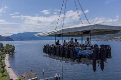 Dinner in the sky arriva a Bari dal 21 al 25 giugno: il ristorante sospeso a 50 metri di altezza