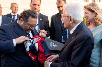 Il potentino Peppone Calabrese consegna la maglia del Potenza a Mattarella