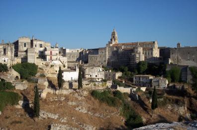 Gravina, baby gang assale coppia per strada, la denuncia: «Abbiamo paura»