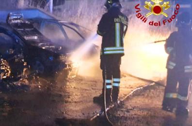 Parabita, rogo d'auto davanti alla concessionaria: distrutte quattro macchine