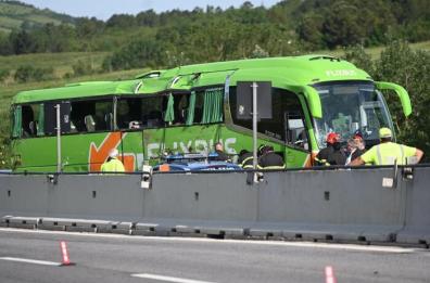 Bus nella scarpata, passeggeri arrivano a Roma ma senza bagagli: «Flixbus non risponde»