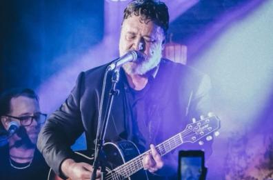 Russell Crowe, il concerto a Taranto si farà a Villa Peripato: biglietti in vendita