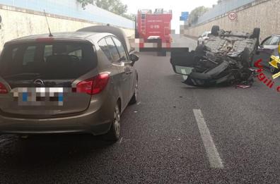 Scanzano Jonico, tamponamento sulla statale 106: un'auto si ribalta, tre feriti