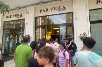Bari-Cagliari, ancora code per i biglietti: ma non erano tutti esauriti? La polemica: i bimbi delle scuola calcio restano a casa