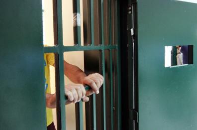 Brindisi, tentano con un pacco «volante» di far entrare in carcere telefonini e droga