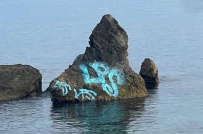 Torre a Mare, scoglio di Cala Settanni imbrattato con la vernice