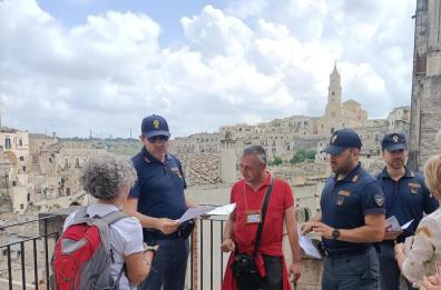 Truffe online, a Matera la polizia  fa volantinaggio e mette in guardia gli utenti