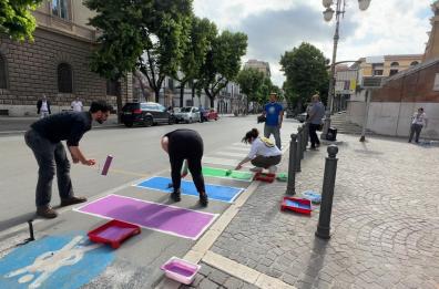 Foggia Pride, così le strisce pedonali diventano arcobaleno davanti al Comune