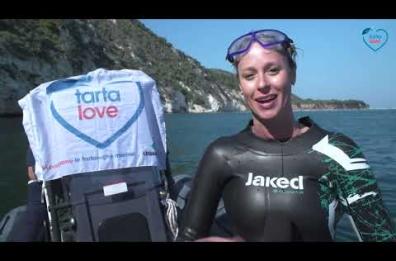 Manfredonia, Federica Pellegrini festeggia la Giornata degli Oceani e libera una tartaruga marina