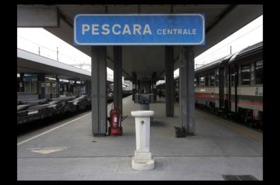 Pescara, fumo dal locomotore sull'Intercity Lecce-Bologna: passeggeri trasferiti su un altro treno