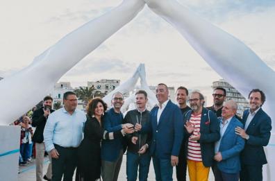 A Vieste c'&egrave; Building Bridges: le mani giganti di Lorenzo Quinn