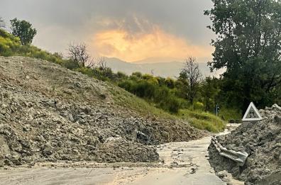 Pietrapertosa ostaggio di fango e detriti, la strada di accesso divorata da una frana