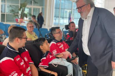 Emiliano incontra la squadra di calcio paralimpico: «Orgogliosi di 'Oltre Sport Puglia'»
