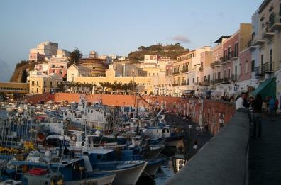 La torre dei Borboni che domina su Ponza