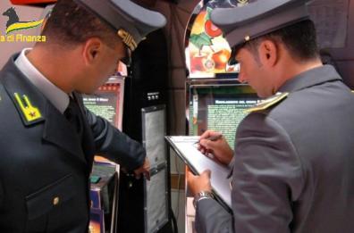 Taranto, stretta della Finanza contro il gioco illegale: sequestrate 11 slot