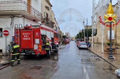 Erchie finisce sott'acqua: acquazzone allaga la piazza