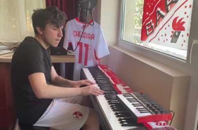 Bari-Cagliari: la cover al piano di Chicco De Angelis del coro della Curva Nord spopola sul web