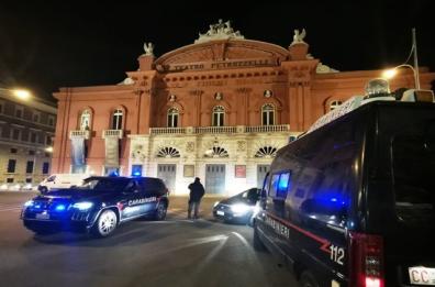 Bari, rapinano viaggiatore in piazza Umberto: due arresti