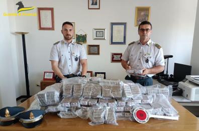 Bari, in macchina 95 chili di hashish: arrestato. Avrebbero fruttato 1 milione di euro