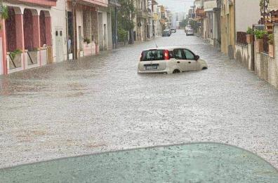 Bomba d'acqua a Lequile, strade completamente allagate