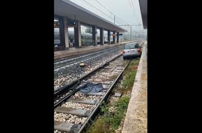Fabriano, con auto finisce dentro stazione ferroviaria