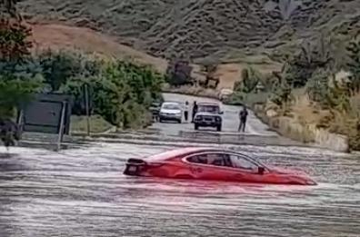 Basilicata, torrente esonda e invade la strada Cavonica: auto salva per miracolo