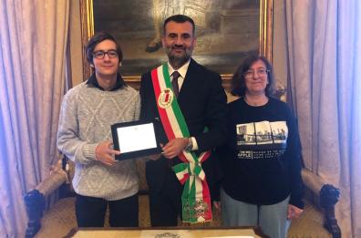 Bari, sindaco Decaro consegna targa a Samuel Stripoli, 14enne campione italiano di calcolo mentale