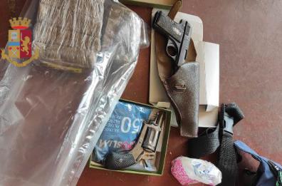 Lecce,  in un'auto rubata un borsone con 30 chili di droga e due pistole