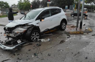 Bari, auto si schianta contro semaforo e segnali stradali: 3 feriti