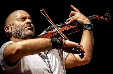 Il violino rock di Alessandro Quarta nella basilica di San Nicola per «Le due Bari»