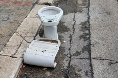 Water abbandonati e sporcizia: via Dieta da Bari è un giaciglio per tossicodipendenti