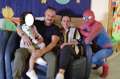 Matera, all'ospedale arriva Spiderman per regalare giocattoli ai piccoli pazienti