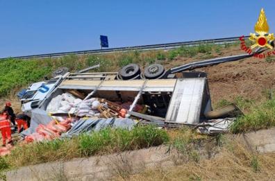 Si ribalta con il camion sulla ss7 nel Brindisino: ferito il guidatore