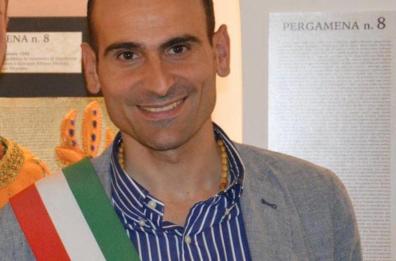 Apricena, prima via intitolata a Berlusconi. Il sindaco: «Inviteremo all'inaugurazione la famiglia del Cav». Ma un comitato si oppone