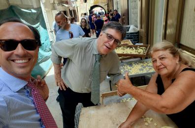 Bari, l'ambasciatore di Israele conquistato dalle orecchiette di Nunzia e dalla focaccia