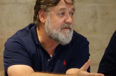 Russell Crowe sbarca a Taranto: «Faccio esorcismi, ma a pagamento»