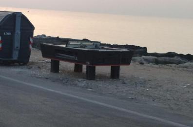 E nell'alba sulla scogliera di Bari troneggia un tavolo da biliardo 