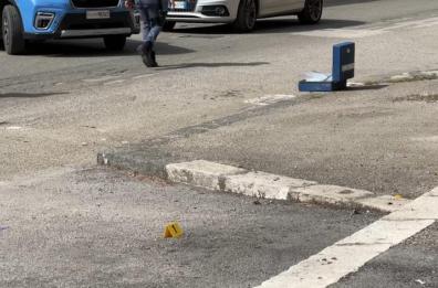 Paura a Foggia, sei colpi di pistola contro due persone in auto: illese