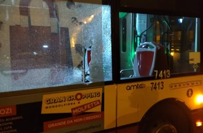 Bari, baby-gang scaglia spranga di metallo contro bus Amtab in viale Europa: rotto un finestrino
