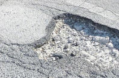 Potenza, via Scotellaro a Macchia Giocoli: strada «gruviera» nella foresta