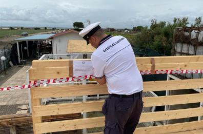 Margherita di Savoia, sigilli ad una pedana abusiva sulla scogliera, due denunce