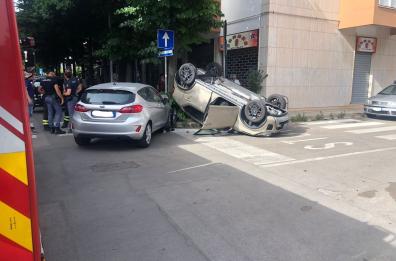 Lecce, scontro rocambolesco tra due auto, quattro persone in ospedale VIDEO